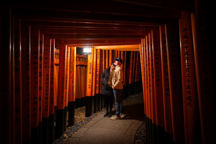 Dạo bước trên con đường cổng torii vào ban đêm, bạn có thể cảm nhận được sự linh thiêng và huyền bí của Fushimi Inari Taisha