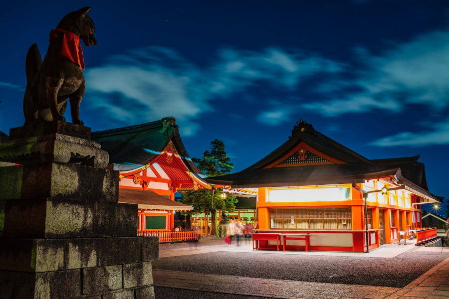 Khi màn đêm buông xuống, Fushimi Inari Taisha lại khoác lên mình một vẻ đẹp lung linh và vô cùng huyền ảo