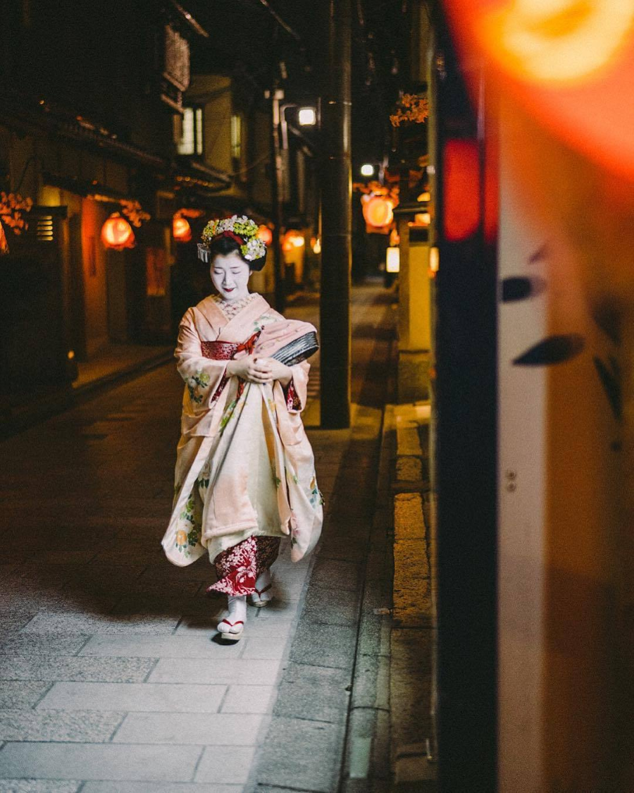 Một trong những điều làm nên sức hấp dẫn của Gion Hanamikoji chính là cơ hội được chiêm ngưỡng vẻ đẹp của các geisha và maiko