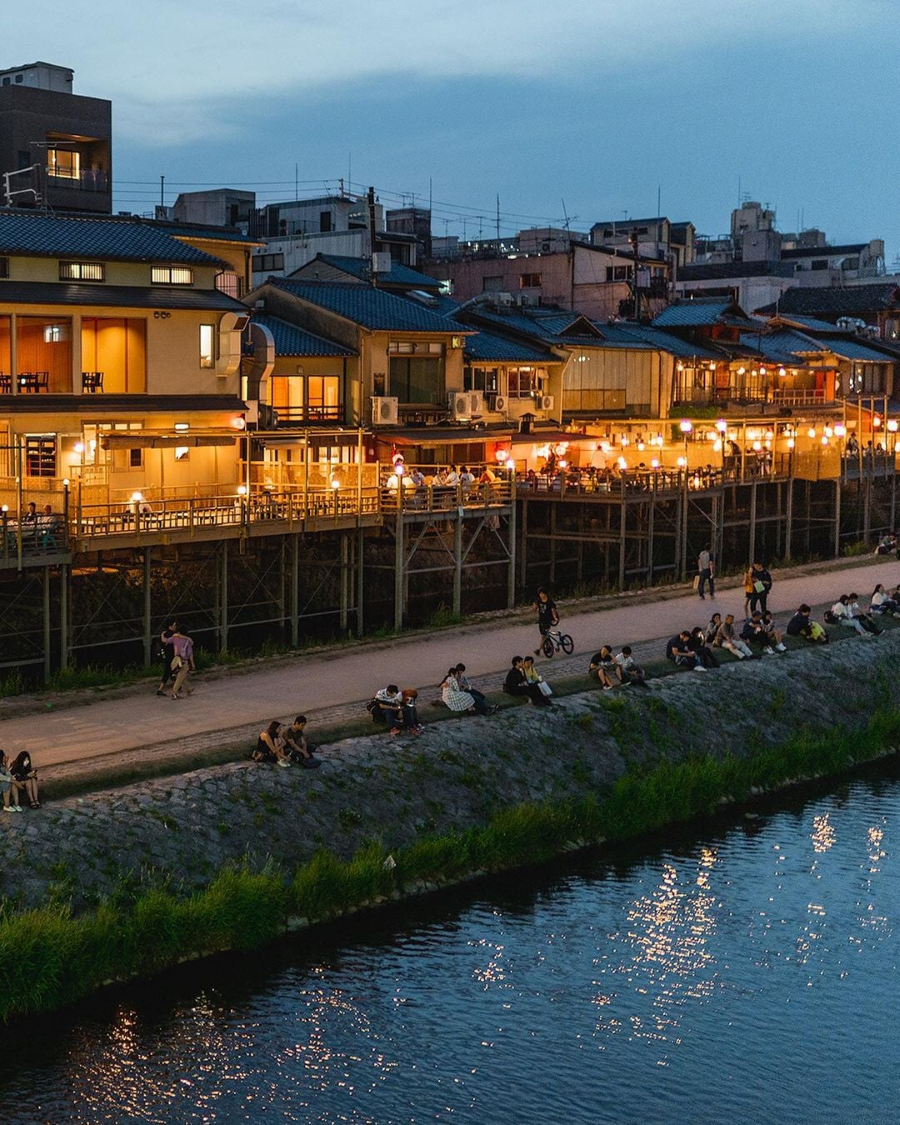 Sông Kamogawa không chỉ là một biểu tượng lịch sử mà còn là một địa điểm tuyệt vời để thư giãn và tận hưởng cuộc sống về đêm
