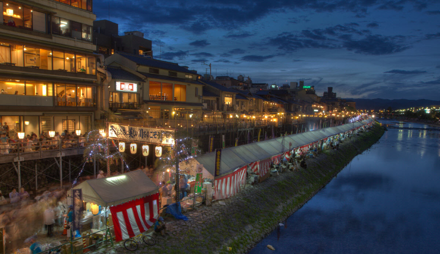 Dọc theo bờ sông, có rất nhiều quán bar, nhà hàng với những chiếc bàn đặt ngay sát mép nước