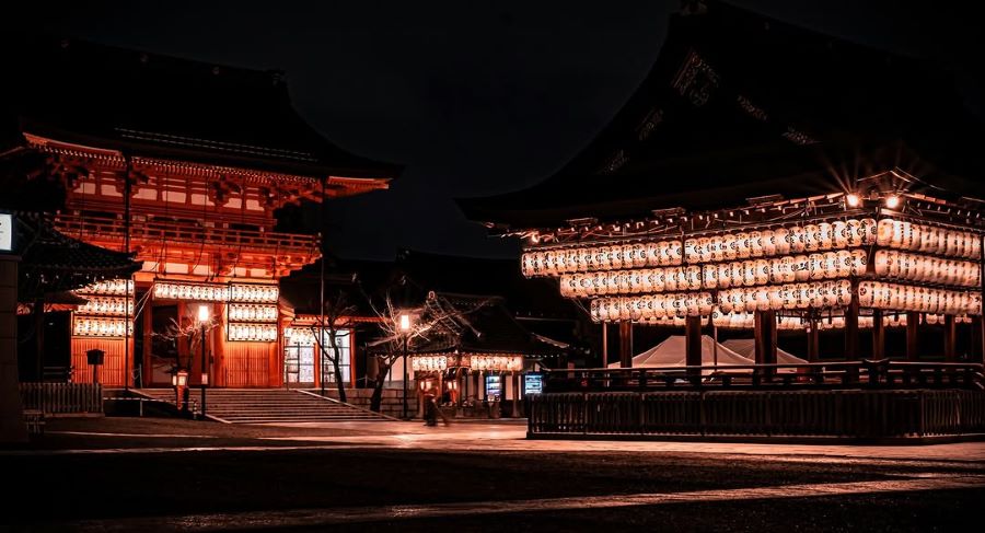 Yasaka Jinja là một trong những ngôi đền Shinto nổi tiếng và thu hút du khách nhất ở Kyoto