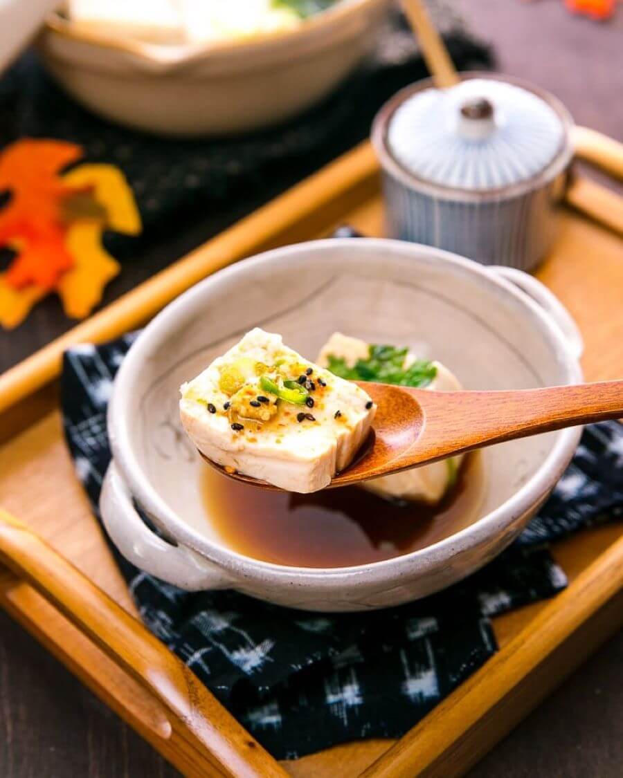 Yudofu là món ăn được chế biến từ đậu nành, mang đến một trải nghiệm ẩm thực thanh đạm và tinh tế