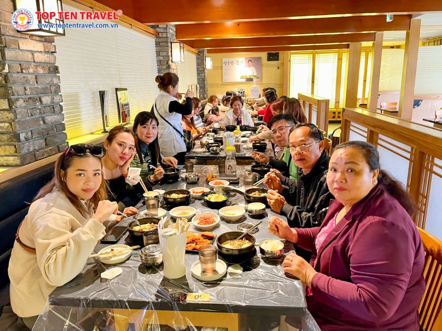 Trải nghiệm ẩm thực là một trong những hoạt động vô cùng hấp dẫn khi du lịch Nhật Bản mùa hè