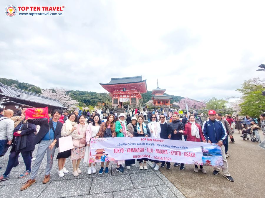 Chùa Sensoji, tọa lạc tại khu Asakusa sôi động, là ngôi chùa cổ kính và nổi tiếng nhất thủ đô Tokyo