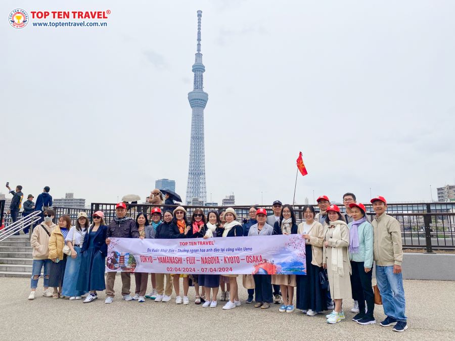 Đoàn khách checkin cùng tháp Tokyo Skytree
