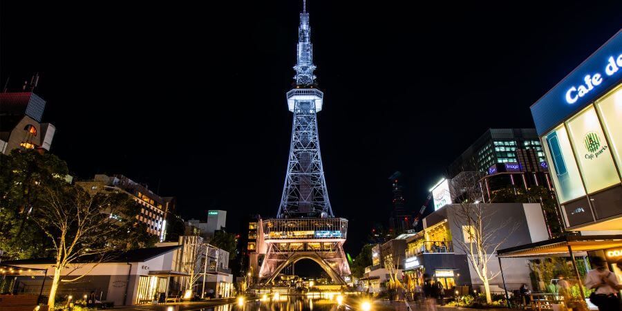 Tháp được trang bị hệ thống chiếu sáng lung linh tạo nên một khung cảnh huyền ảo và lãng mạn mỗi khi đêm về