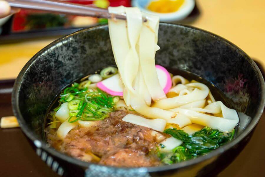 Kishimen, một loại mì udon dẹt và dai, thường được ăn kèm với nước dùng nóng hổi, được nhiều tín đồ du lịch Nhật Bản yêu thích