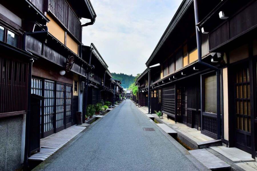 Một trong những trải nghiệm không thể bỏ qua khi đến Takayama chính là dạo bộ quanh khu phố Sanmachi Suji
