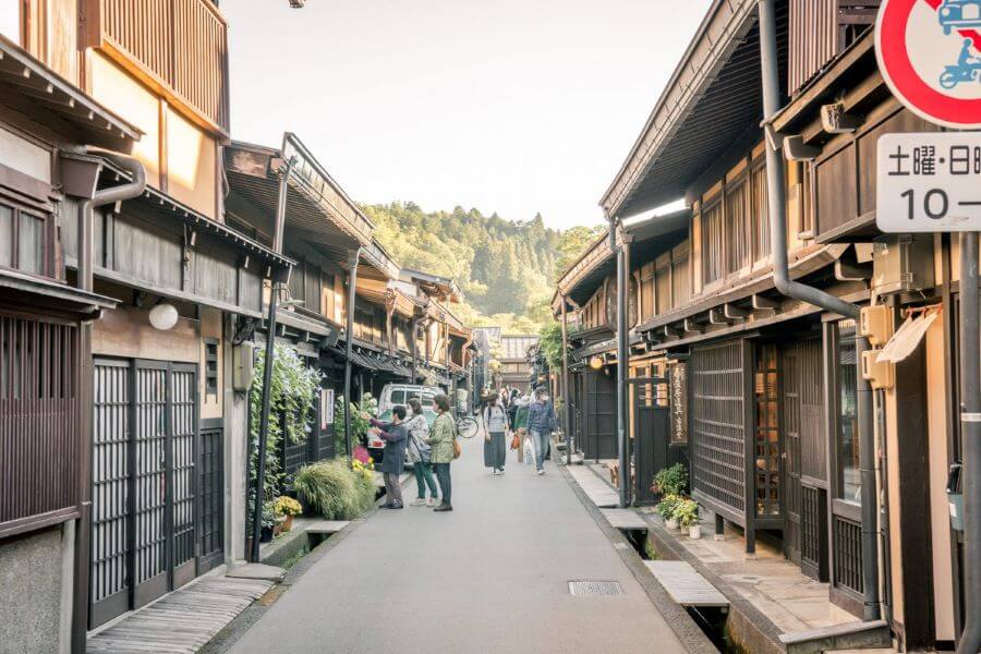 Dạo bước trên những con phố lát đá nhỏ hẹp của Sanmachi, bạn sẽ được chiêm ngưỡng những ngôi nhà gỗ machiya truyền thống cổ kính