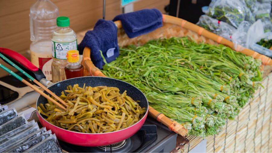 Dọc theo bờ sông Miyagawa, hàng trăm gian hàng bày bán đủ loại nông sản tươi ngon của người dân địa phương