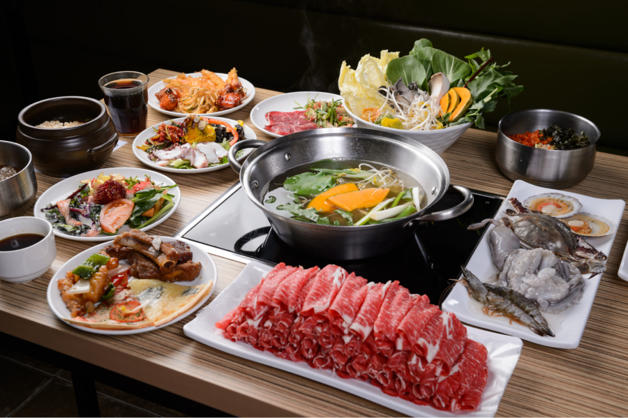 Khi thưởng thức Nabemono, mọi người sẽ cùng nhau nhúng các nguyên liệu vào nồi lẩu đang sôi