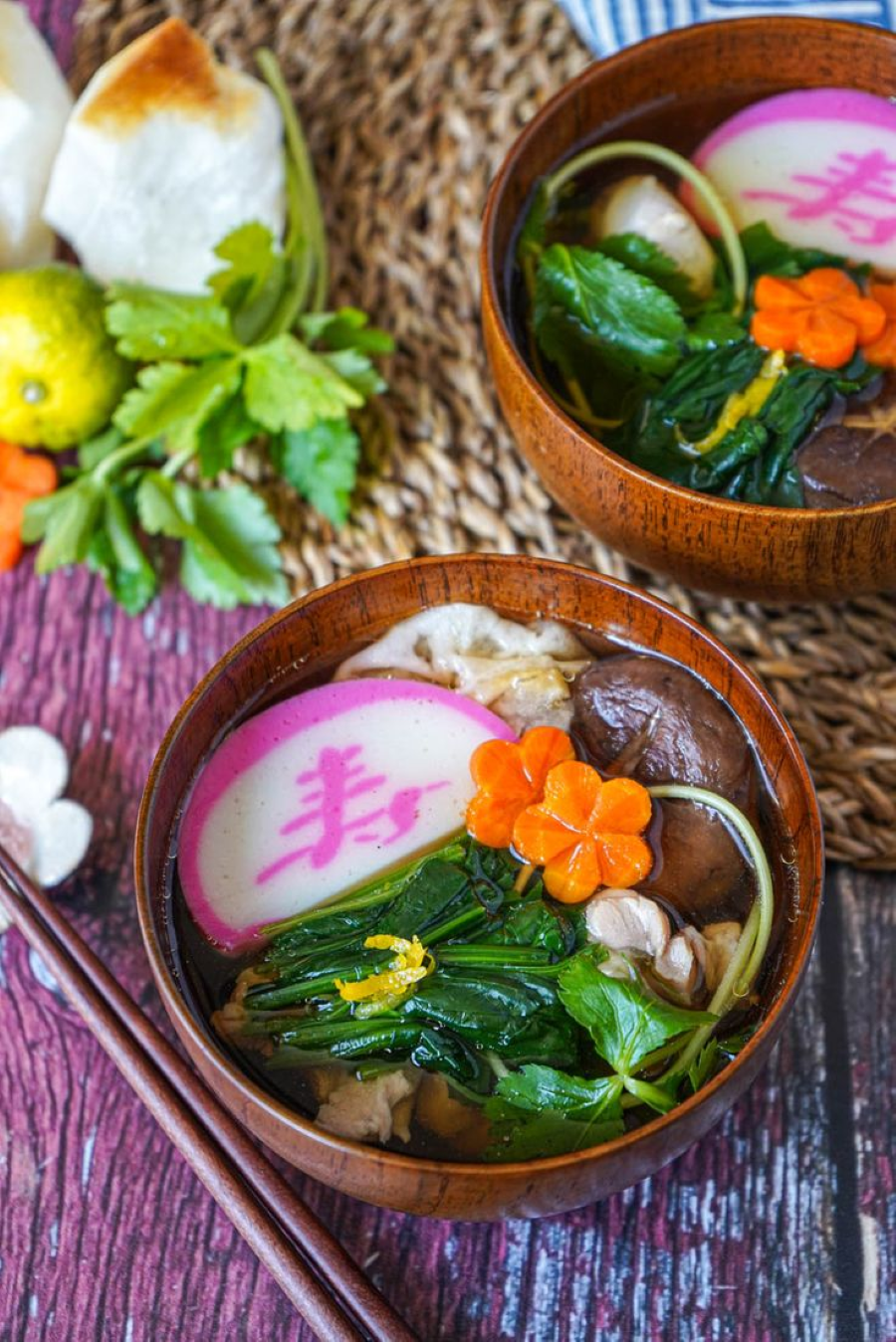 Ozoni là một món súp truyền thống của người Nhật và là món ăn không thể thiếu trong mâm cỗ ngày Tết của quốc gia này