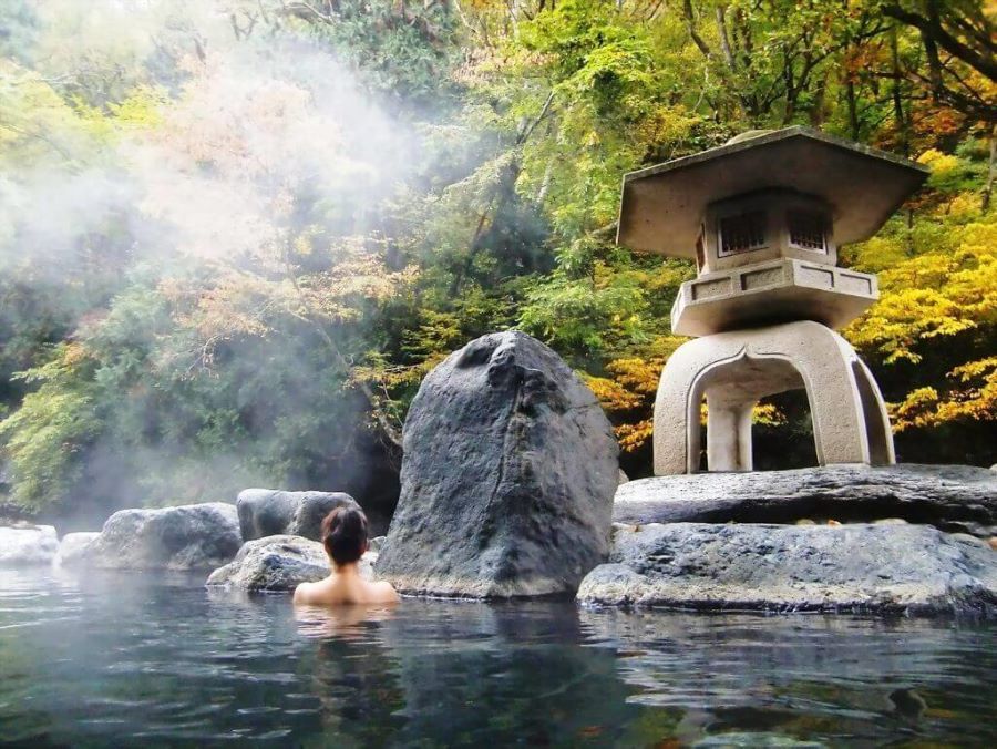Tắm suối nước nóng Onsen là một nét văn hóa đặc trưng của Nhật Bản, thu hút du khách bởi những lợi ích sức khỏe và tinh thần tuyệt vời