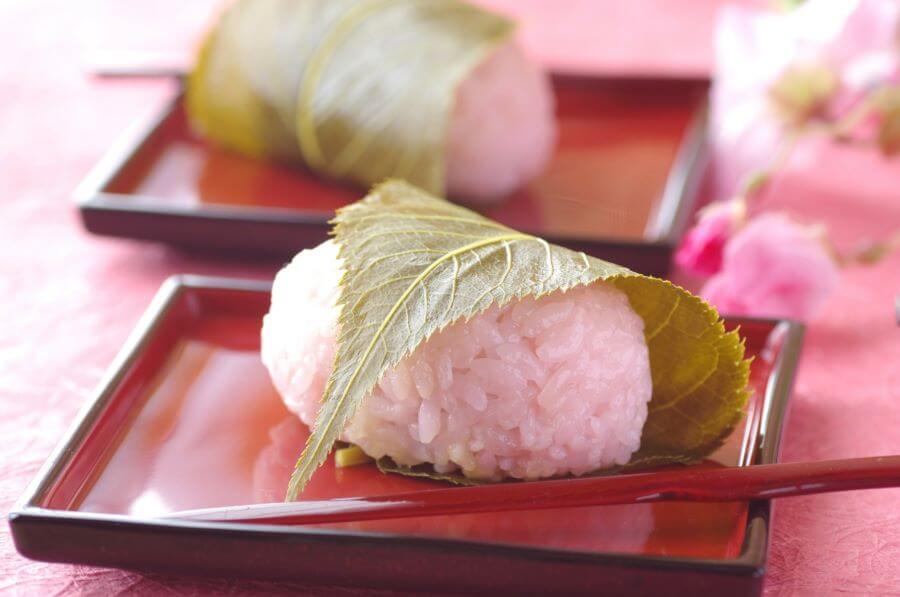 Với lớp vỏ bánh dẻo dai và lá hoa anh đào muối chua, bánh mochi mang đến một hương vị độc đáo, vừa thanh mát vừa đậm đà