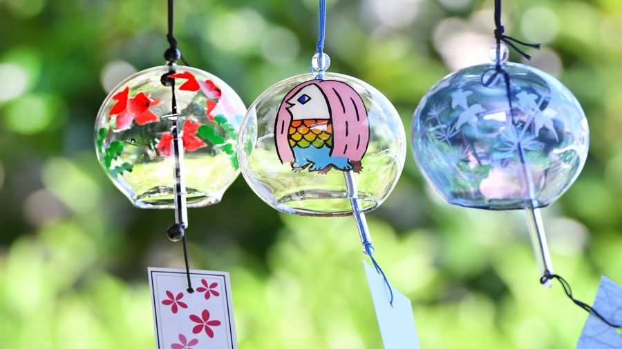 Những chiếc chuông gió Furin tạo ra những âm thanh và giai điệu cực kỳ trong trẻo và nhẹ nhàng