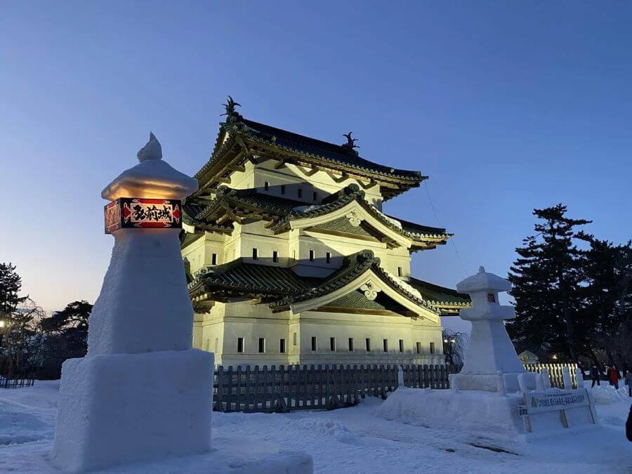 Lễ hội đèn lồng tuyết lâu đài Hirosaki là một sự kiện mùa đông tuyệt đẹp được tổ chức vào tháng 2 hàng năm tại thành phố Hirosaki