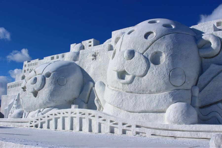Đến Lễ hội mùa đông Asahikawa, bạn sẽ được chiêm ngưỡng những tác phẩm điêu khắc băng tuyết tuyệt đẹp với đủ mọi hình dáng và kích thước