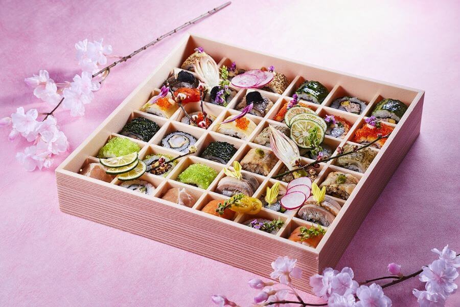 Hanami Bento được biết đến là những hộp cơm bento được chuẩn bị công phu với nhiều món ăn đa dạng, màu sắc bắt mắt