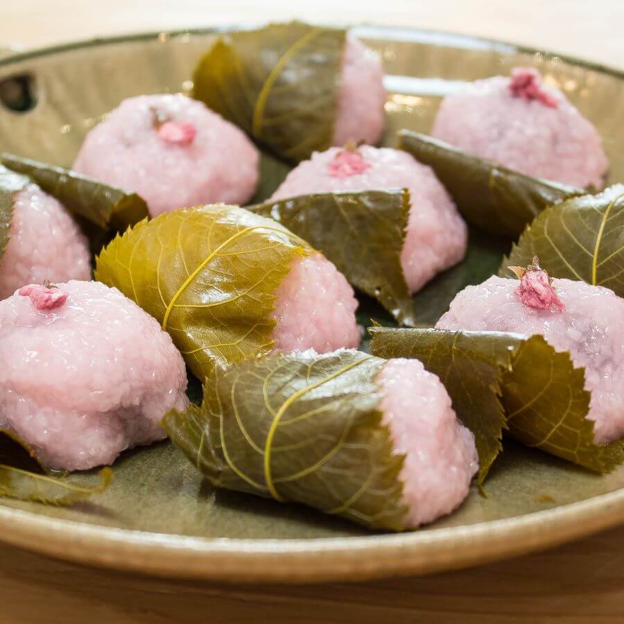 Sakura Mochi với vị ngọt bùi của đậu đỏ hòa quyện với hương thơm nhẹ nhàng của lá anh đào tạo nên một hương vị đặc trưng khó quên