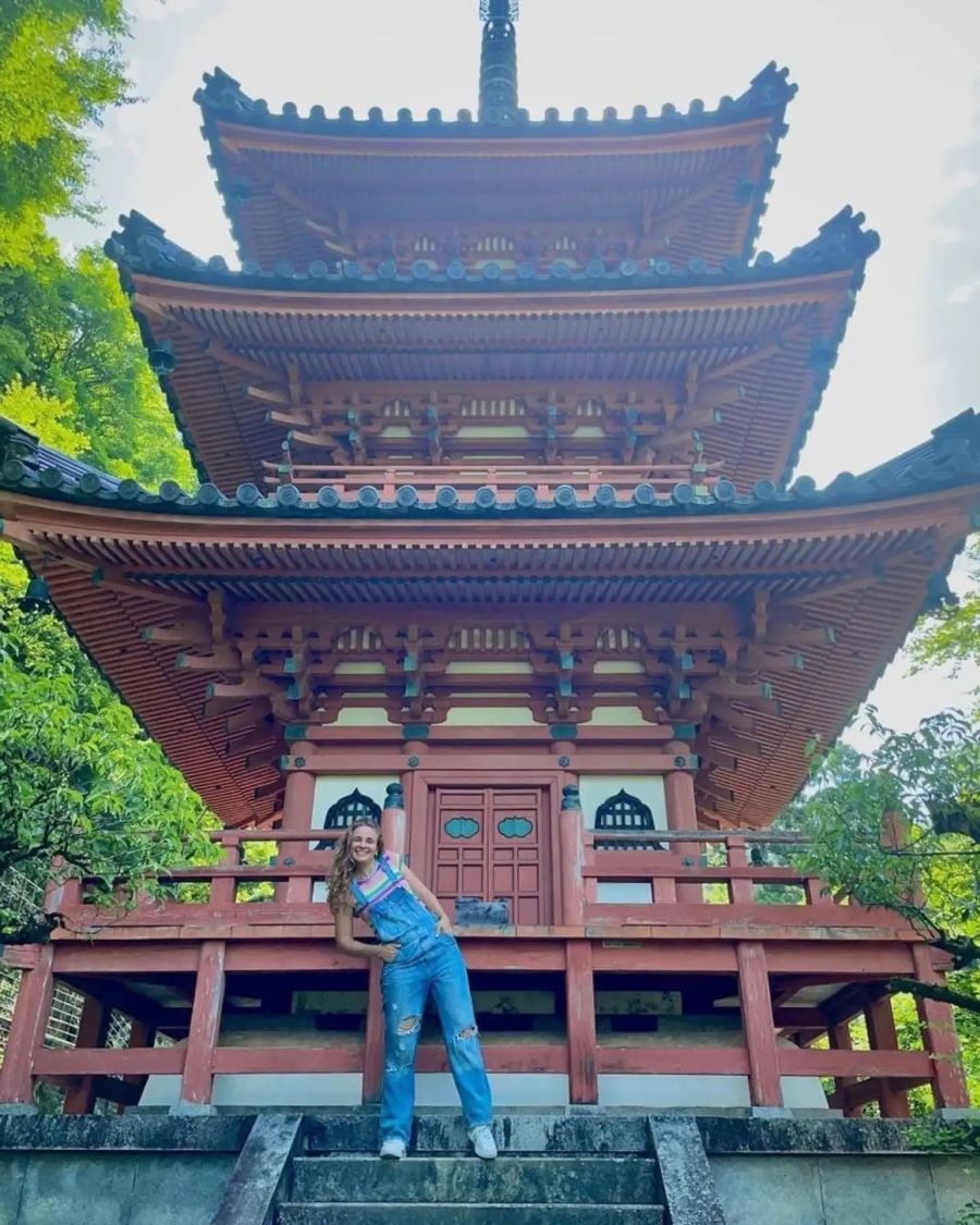 Bạn có thể lựa chọn những trang phục quần dài để dễ dàng di chuyển