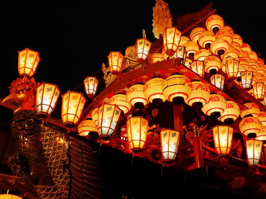 Điểm nhấn đặc sắc nhất của lễ hội Inuyama chính là cuộc diễu hành hoành tráng với sự tham gia của 13 chiếc kiệu di động khổng lồ