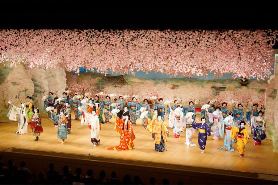 Điểm đặc biệt và thu hút nhất của Miyako Odori chính là những màn trình diễn múa tuyệt đẹp do các Geiko và Maiko thực hiện