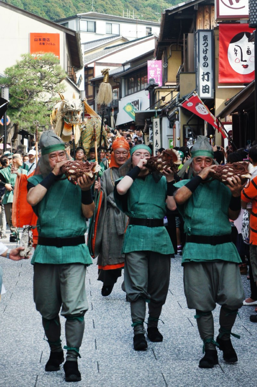 Lễ hội Seiryū-e, hay còn được biết đến với cái tên Lễ hội Rồng Xanh, là một sự kiện văn hóa đặc sắc được tổ chức hàng năm tại Kyoto