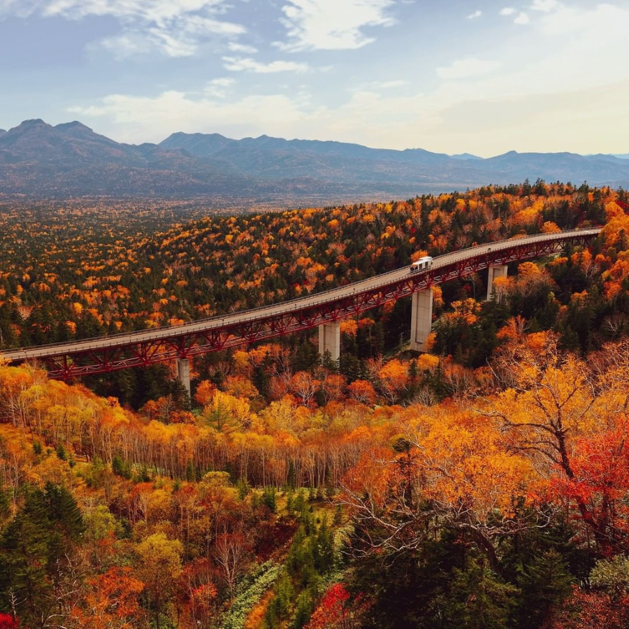 Tháng 9, khi tiết trời se lạnh dần len lỏi khắp đảo Hokkaido, Vườn quốc gia Daisetsuzan như khoác lên mình tấm áo mới đầy sắc màu