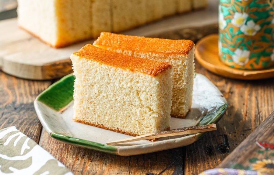 Castella là một loại bánh bông lan mềm mịn, có nguồn gốc từ Bồ Đào Nha