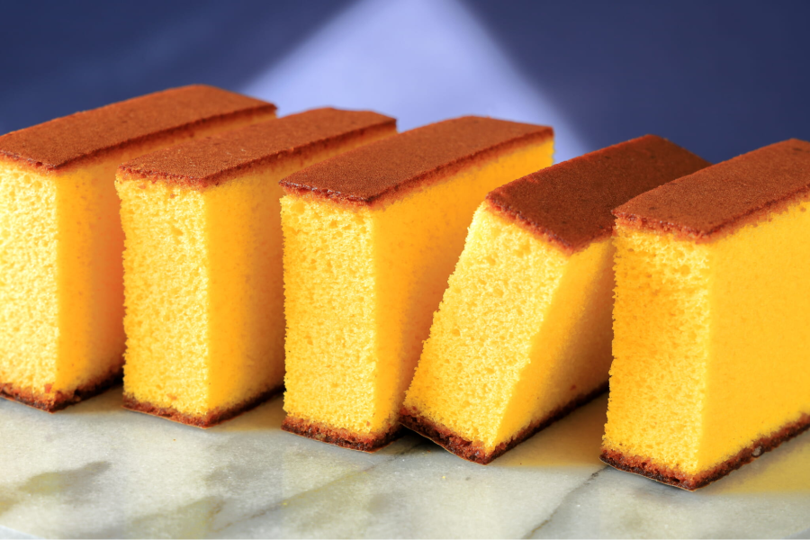 Castella thường có hình chữ nhật hoặc hình vuông, được cắt thành từng miếng vuông nhỏ và đóng gói cẩn thận