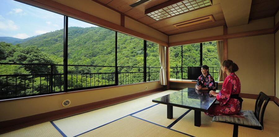 Khi đến Ryokan, bạn sẽ được cung cấp Yukata miễn phí và có thể tự do lựa chọn màu sắc và họa tiết yêu thích
