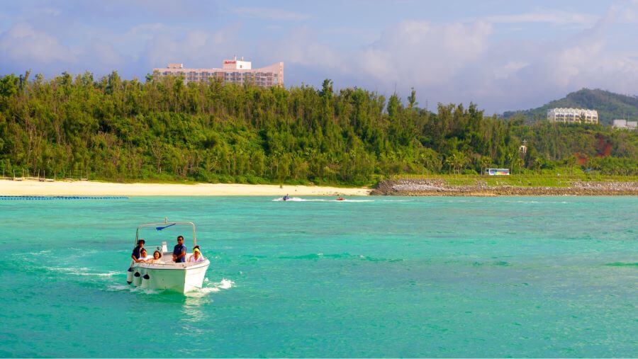 Công viên Busena còn có nhiều hoạt động thú vị khác như đi thuyền đáy kính, lặn biển hay tham quan khu vực nuôi dưỡng các loài sinh vật biển