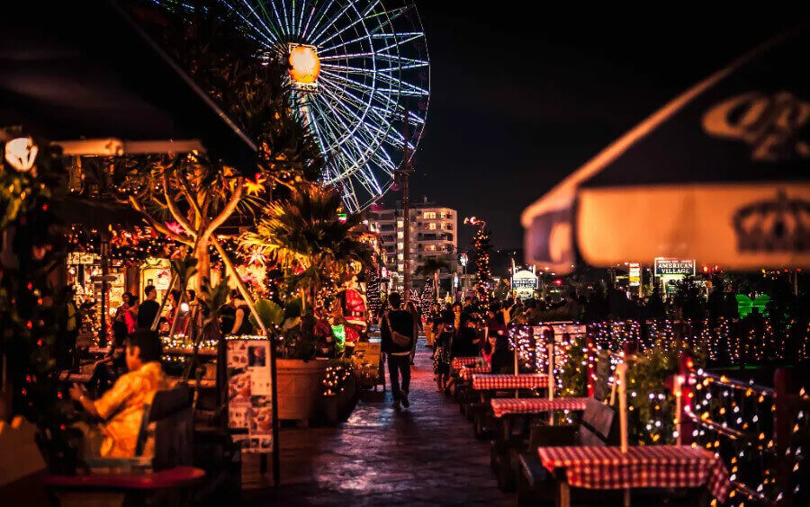 Làng Mỹ Mihama còn được biết đến là nơi tập trung của hàng trăm cửa hàng, nhà hàng, quán bar và khu vui chơi giải trí