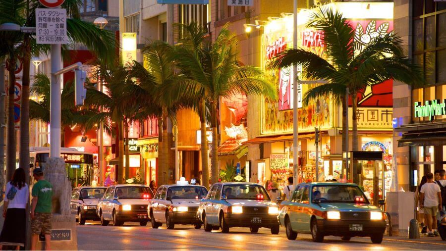 Đại lộ Quốc tế Okinawa là một trong những điểm đến sôi động và náo nhiệt nhất ở Okinawa