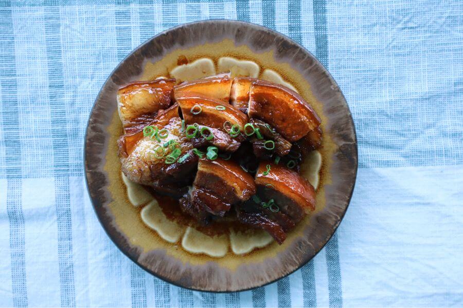 Nếu như bạn còn đang lăn tăn về các món ăn nổi tiếng tại hòn đảo Okinawa xinh đẹp thì Rafute chính là sự lựa chọn tuyệt vời