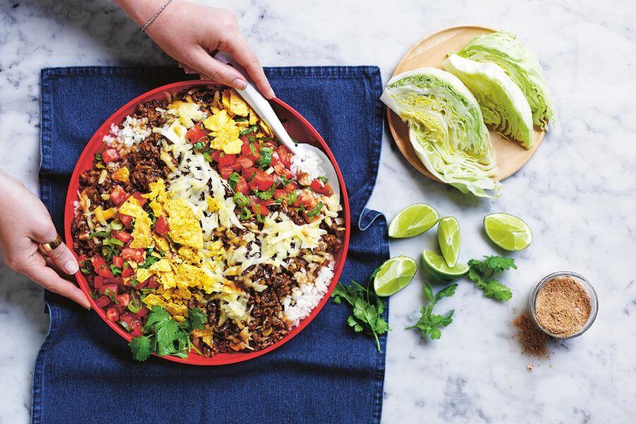 Taco Rice là một món ăn độc đáo và nổi tiếng tại Okinawa nhờ vào sự kết hợp hương vị Mexico và Nhật Bản một cách hài hòa