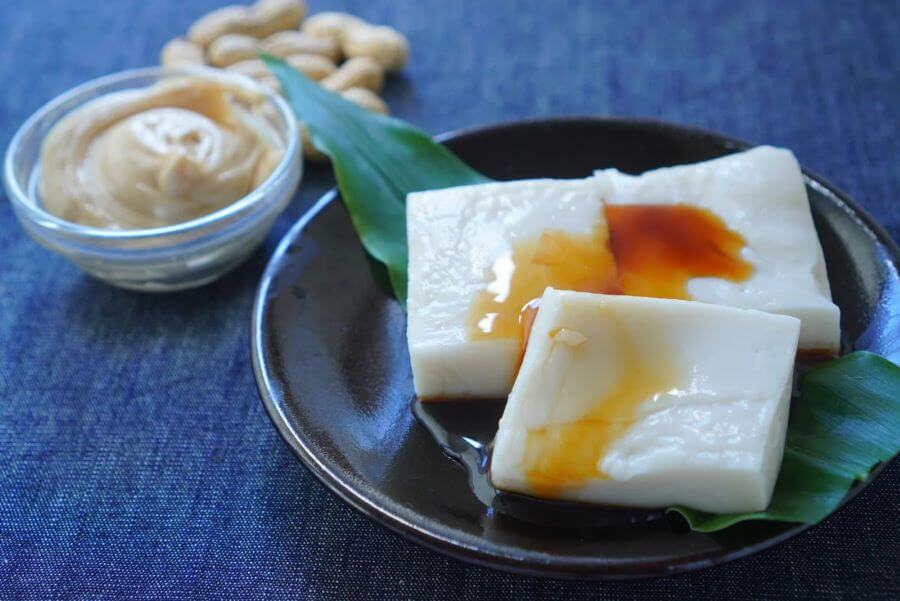 Jimami Tofu có kết cấu mềm mịn, hương vị béo ngậy của đậu phộng, thường được ăn kèm với nước tương và gừng bào