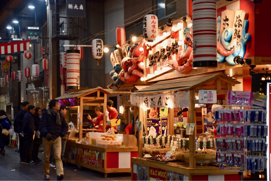 Kuromon Ichiba là một trong những khu chợ truyền thống lâu đời và sầm uất nhất Nhật Bản