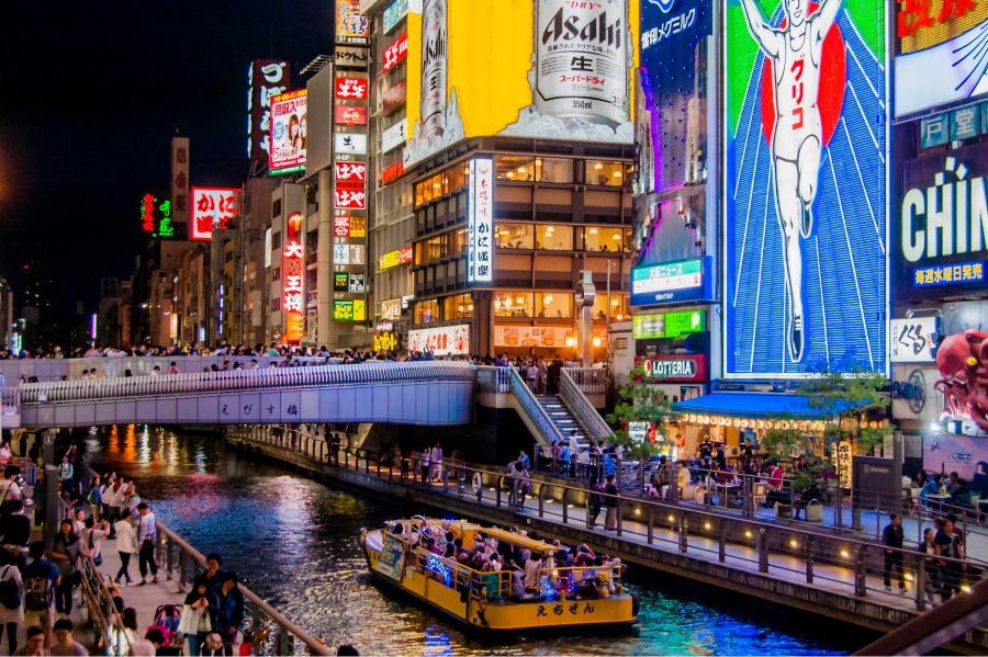 Dotonbori cũng nổi tiếng là một trong những khu phố sầm uất và sôi động nhất tại Nhật