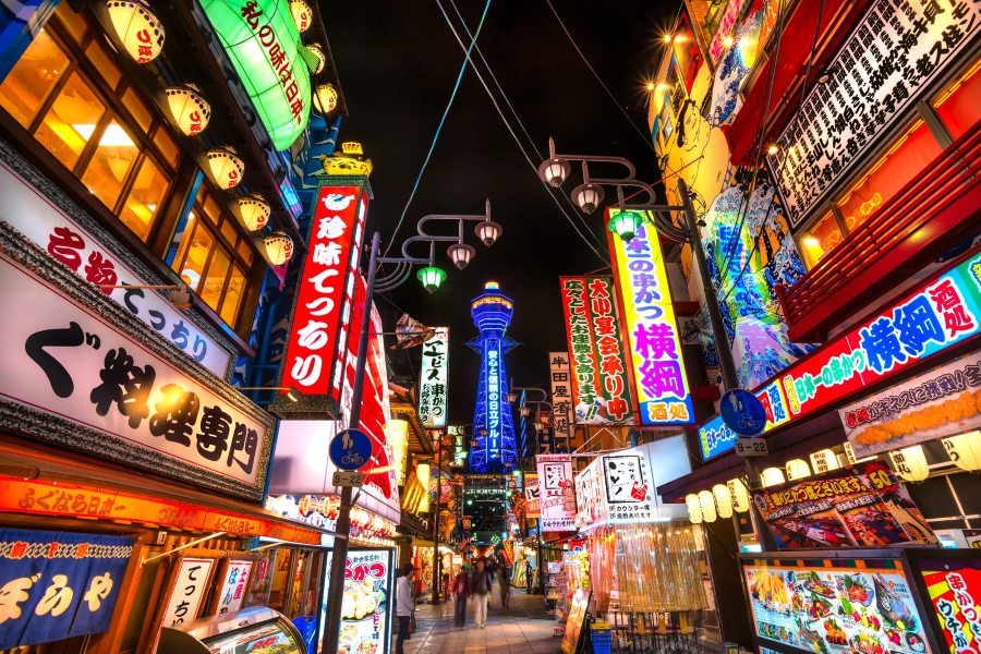 Điểm nhấn độc đáo tại Shinsekai chính là hình ảnh của ngọn tháp Tsutenkaku, biểu tượng nổi tiếng của Osaka