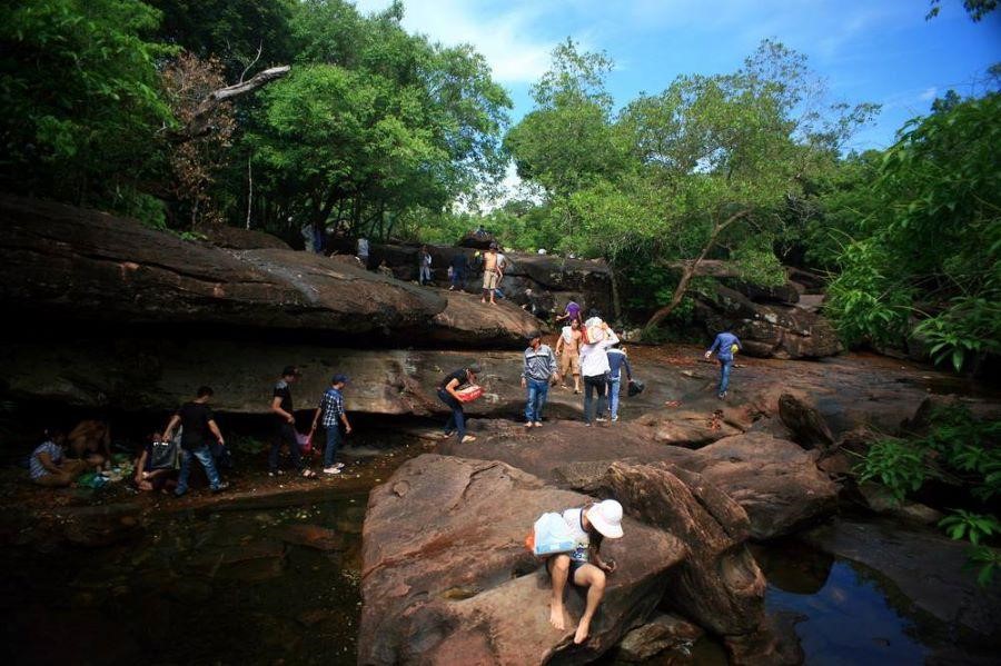 Suối Đá Bàn, một thắng cảnh nổi tiếng nằm ở xã Cửa Dương.