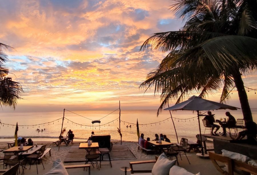 Ngắm hoàng hôn tại các nhà hàng ven biển