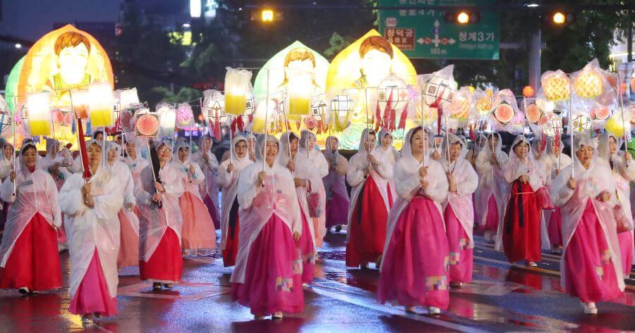 Tham gia các lễ hội truyền thống là một trải nghiệm miễn phí và vô cùng đặc sắc, được nhiều du khách yêu thích