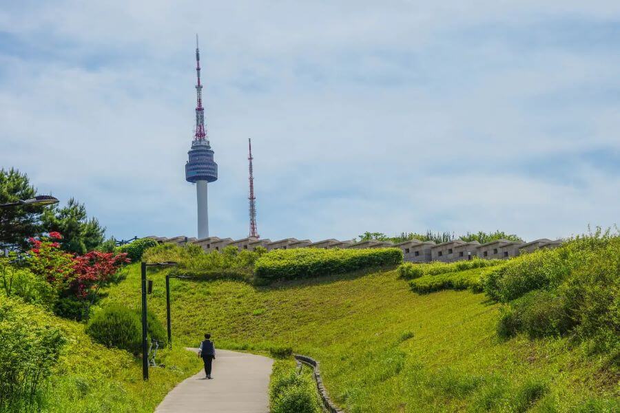 Điểm nhấn của công viên Namsan chính là tháp N Seoul, biểu tượng của thành phố và là nơi check-in được nhiều khách du lịch Hàn Quốc lựa chọn