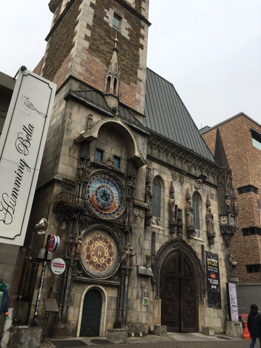 Tháp đồng hồ thiên văn tại Hongdae là một kiệt tác kiến trúc độc đáo khi kết hợp hài hòa giữa nét cổ điển và hiện đại