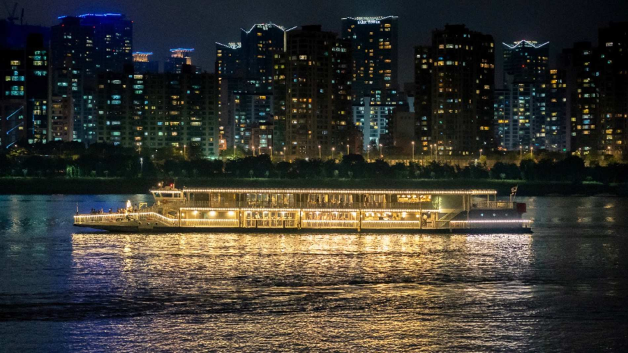 Ngồi du thuyền trên sông Hàn là một trải nghiệm thú vị khi Seoul về đêm