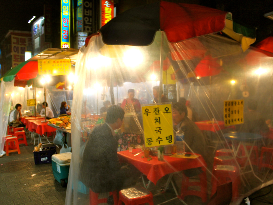 Pojangmacha là những quán nhậu lề đường, là một nét đặc trưng của văn hóa ẩm thực Hàn Quốc