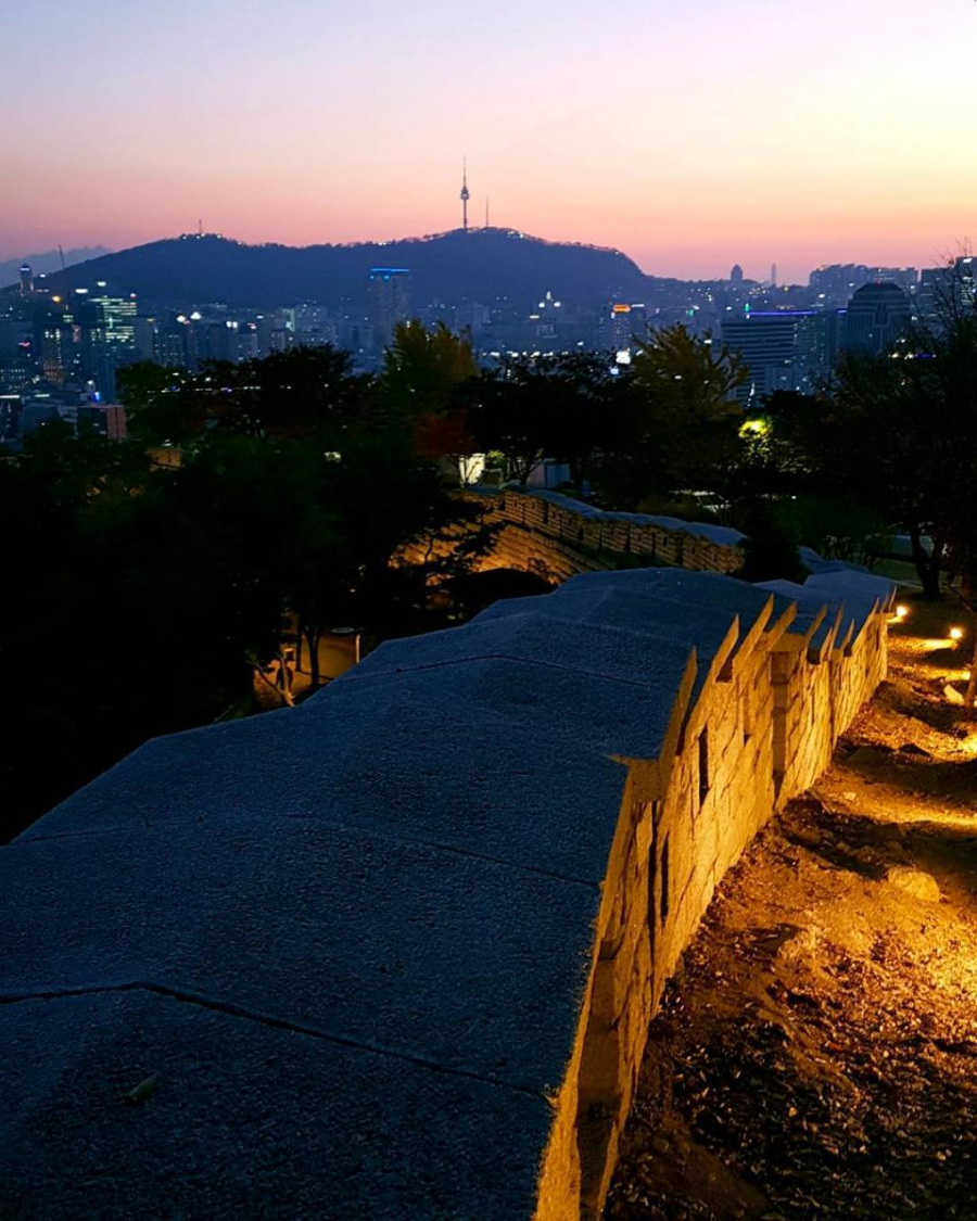 Seoul Fortress Wall là một công trình kiến trúc cổ kính và đồ sộ nổi tiếng tại Hàn