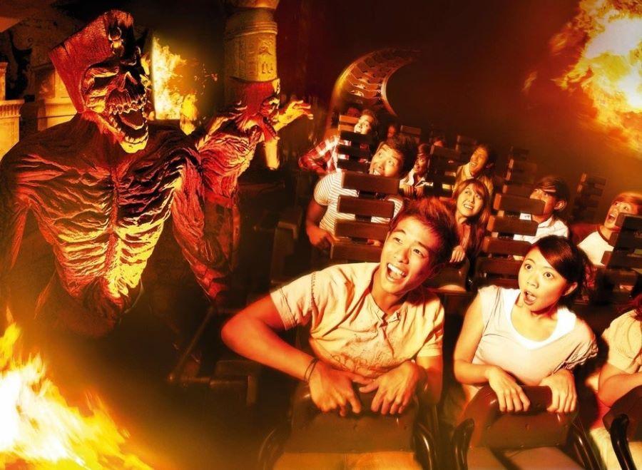 Trải nghiệm tàu lượn siêu tốc Revenge of the Mummy